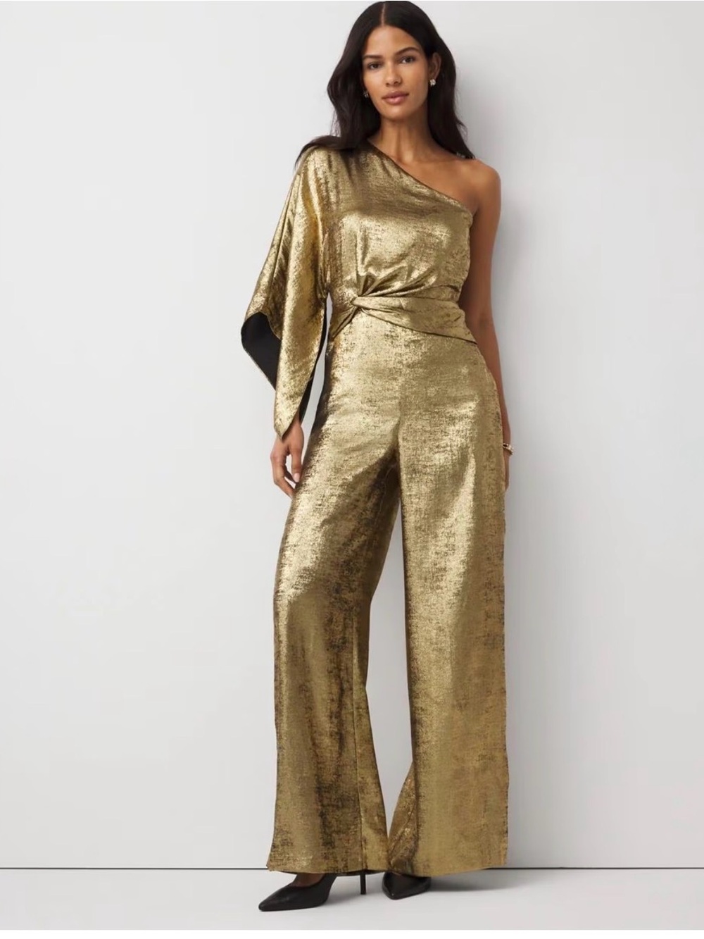 ✨White House Black Market✨
Gold One-Shoulder Flowy Metallic Jumpsuit